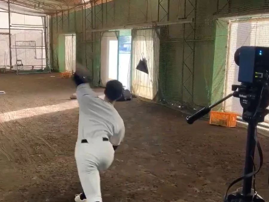 屋内練習場でハイスピードカメラを設置し打撃を測定する様子
